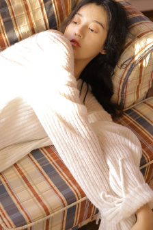 男子趴地掀女生裙底